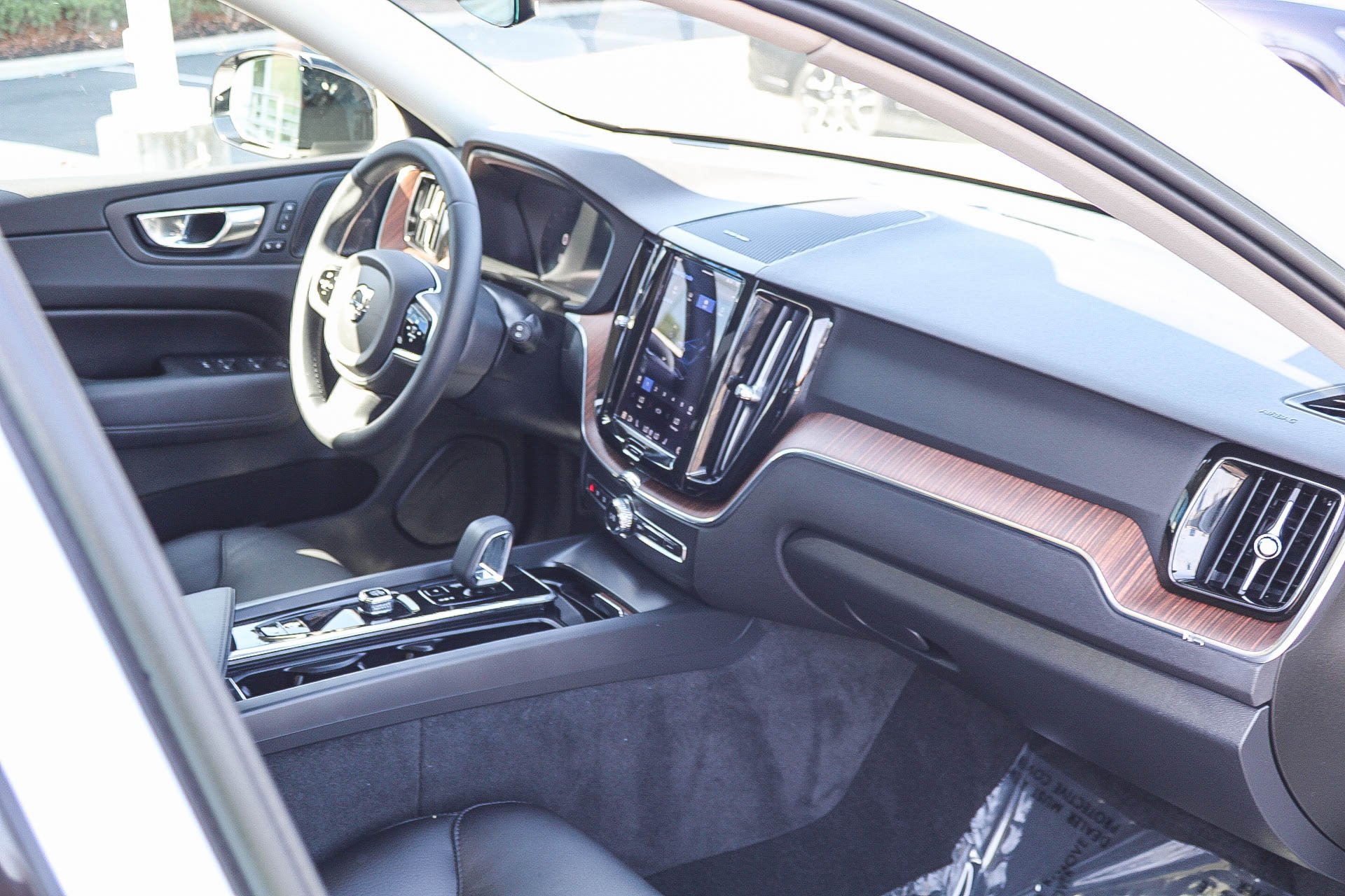 2023 Volvo XC60 Plus - Photo 17
