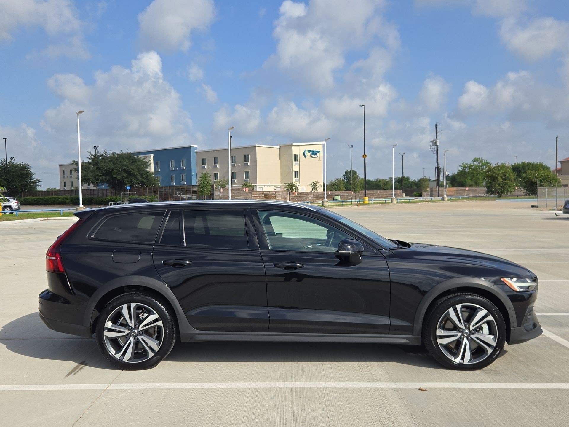 2025 Volvo V60 Cross Country 32