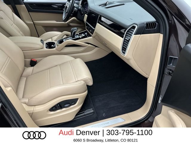 Used 2023  Porsche Base image 25