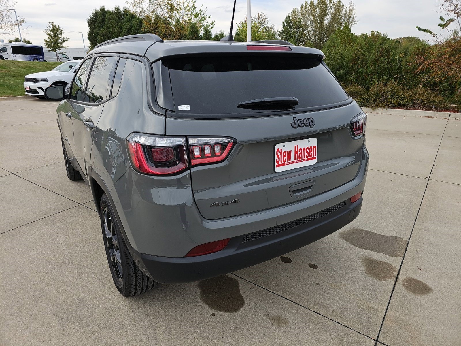 New 2027 Sting-Gray Clearcoat Jeep Latitude Altitude image 3