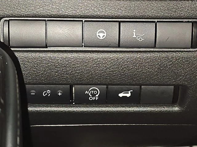 Used 2025 Red Nissan Platinum image 20