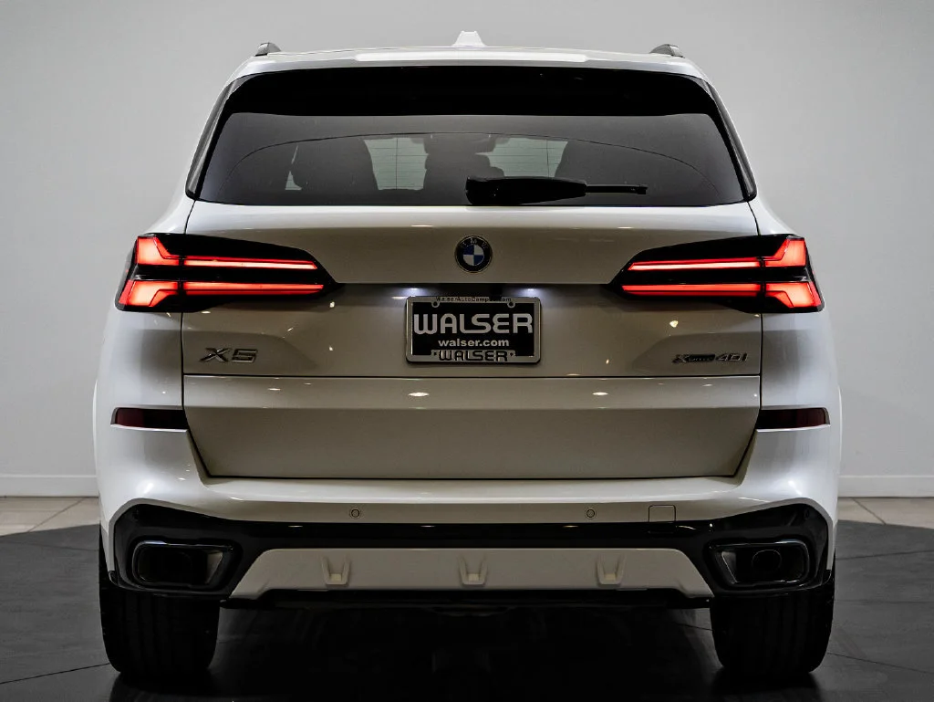Used 2025 Mineral White Metallic BMW xDrive40i image 7