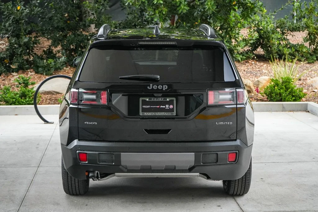 New 2026 Diamond Black Crystal Pearlcoat Jeep Limited image 5