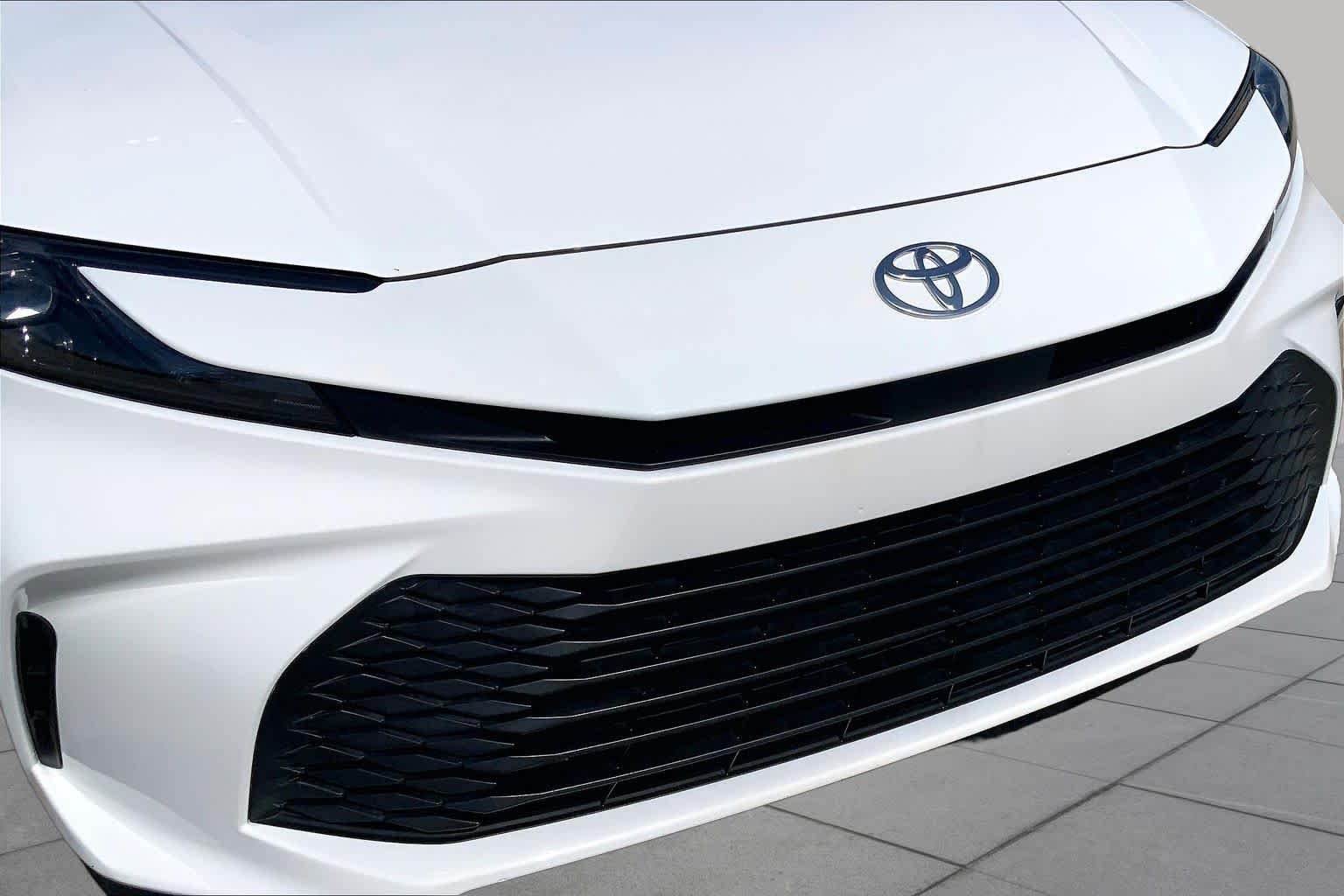 Used 2025 Ice Cap Toyota LE image 31