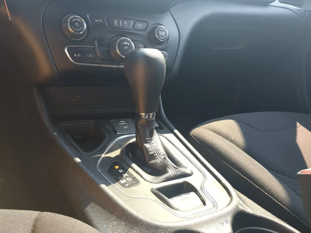 Used 2019 White Jeep Latitude image 17