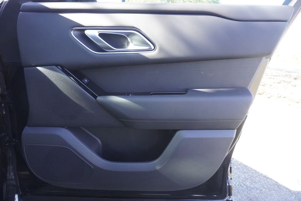 New 2026 Santorini Black Land Rover Dynamic SE image 21
