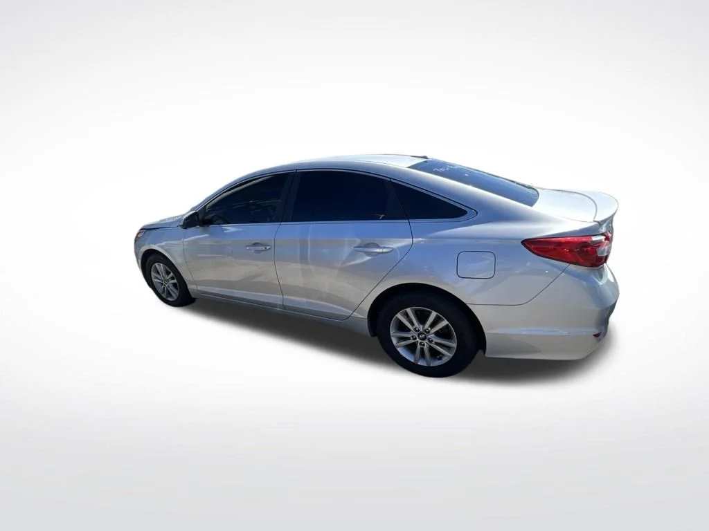 Used 2017 Silver Hyundai Base image 4