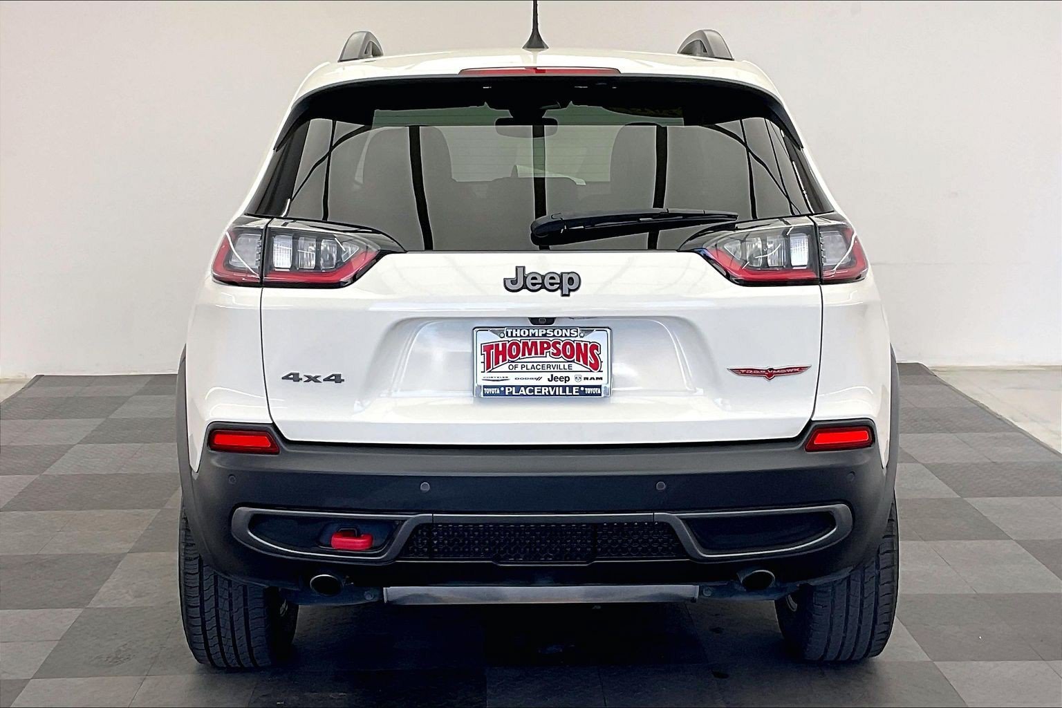 Used 2019 Pearl White Pearlcoat Jeep Trailhawk image 3