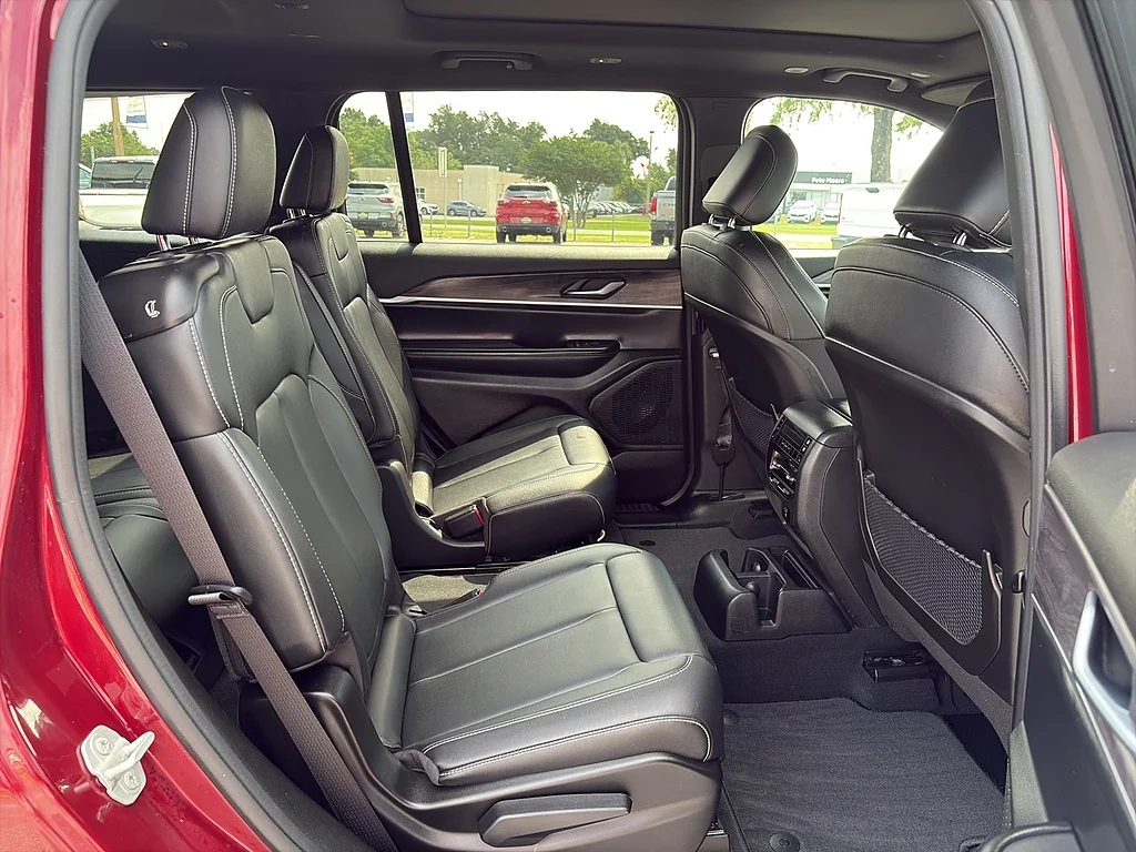 Used 2024 Velvet Red Pearl Coat Jeep  image 18