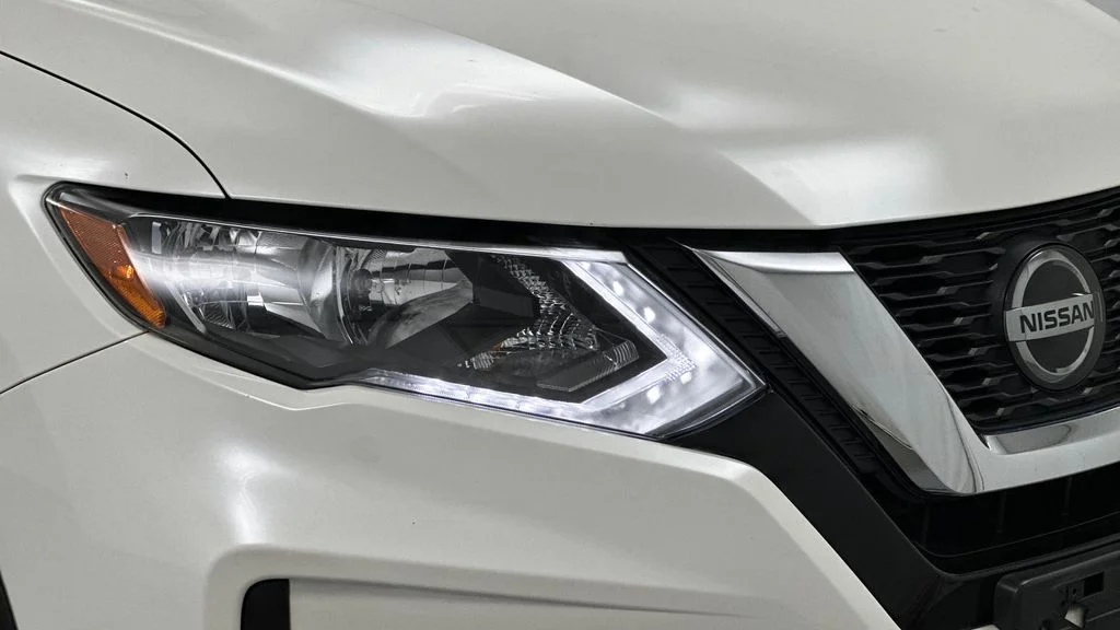 Used 2020 White Nissan SV image 29
