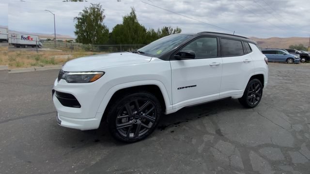 Used 2025 White Jeep Limited 4x4 image 4