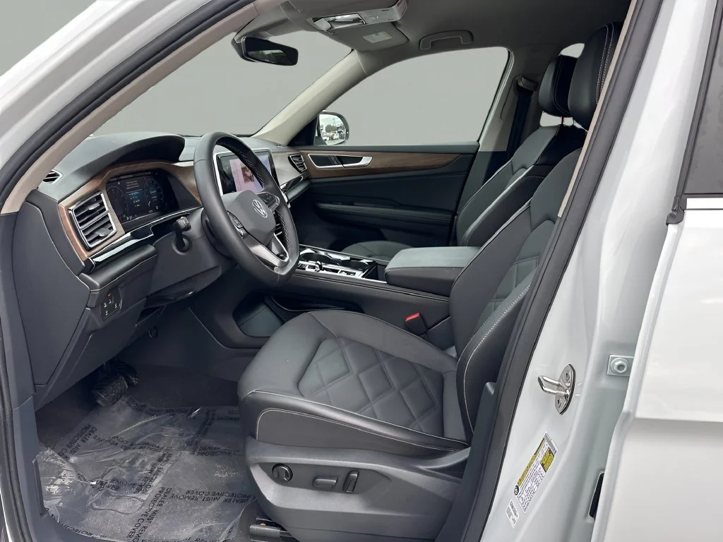 Used 2024  Volkswagen 2.0T SE w/Technology image 9