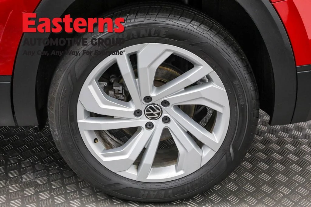 Used 2022 Red Volkswagen 3.6L V6 SE w/Technology image 30