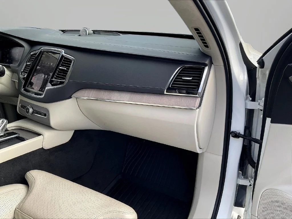Used 2022 Crystal White Volvo T8 Inscription Extended Range 6P image 26