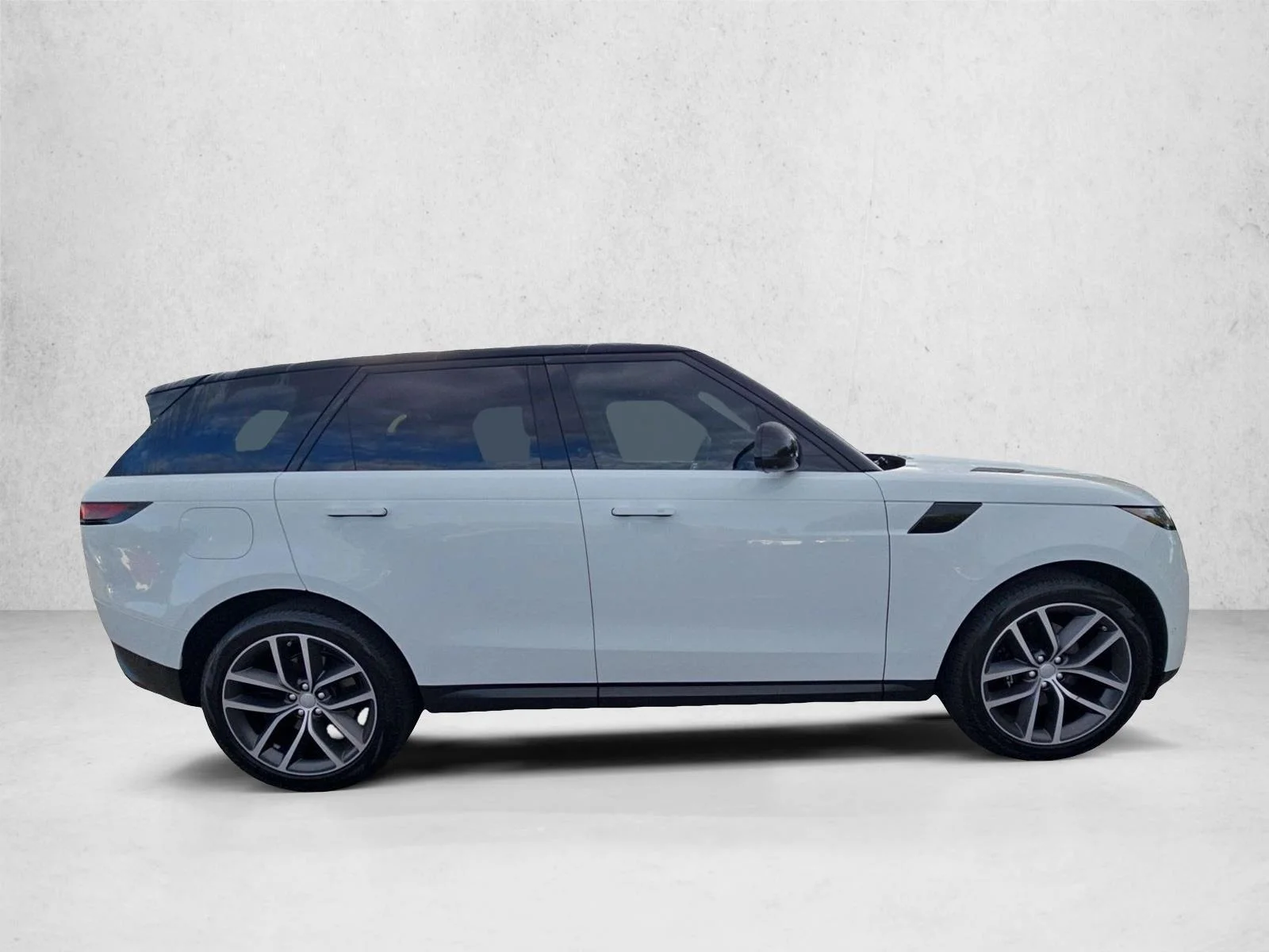 Used 2023 Fuji White Land Rover SE image 4