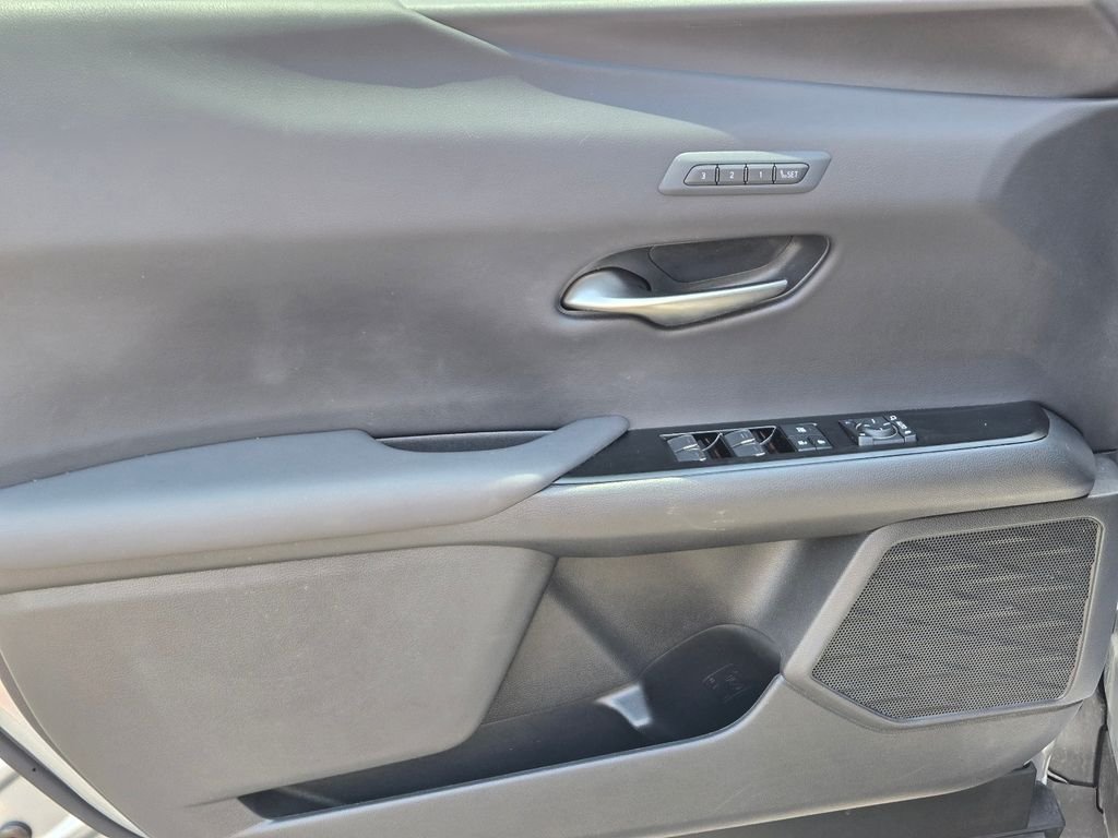 Used 2023 Silver Lexus UX 250h F SPORT Handling image 13
