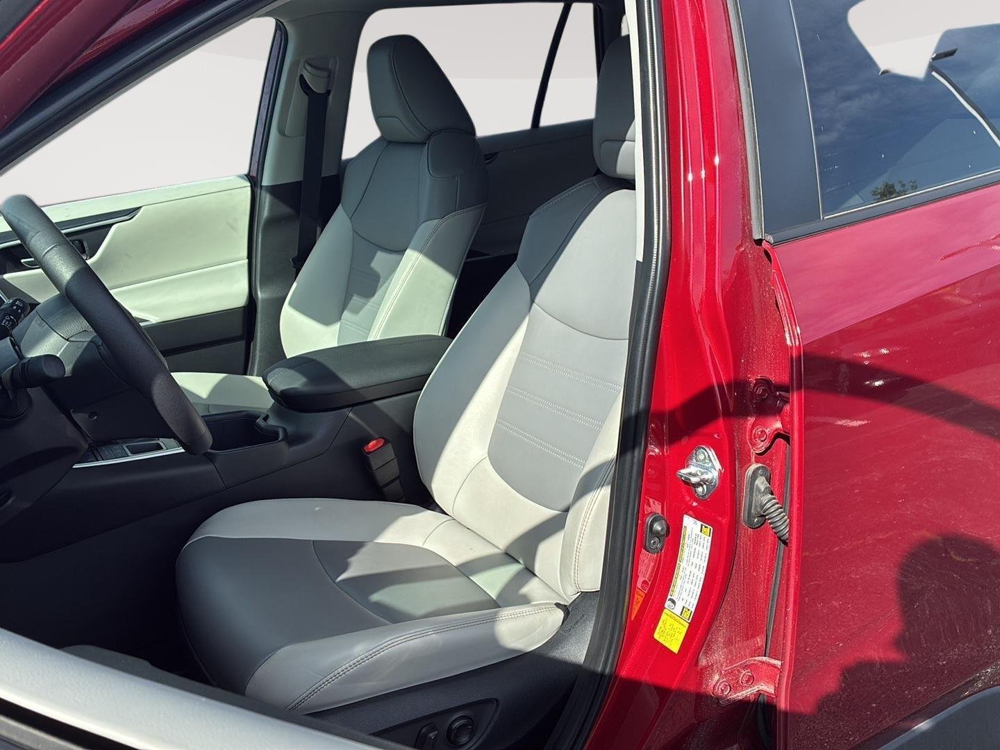 Used 2025 Ruby Flare Pearl Toyota XLE Premium image 3