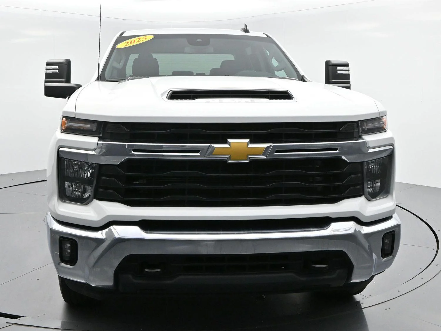 Used 2025 Summit White Chevrolet LT image 2