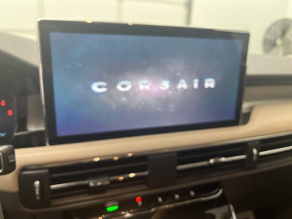Used 2024 White Lincoln Premiere image 19