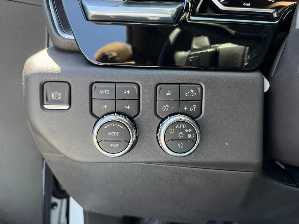New 2026 Glacier White Tricoat GMC SLT image 27