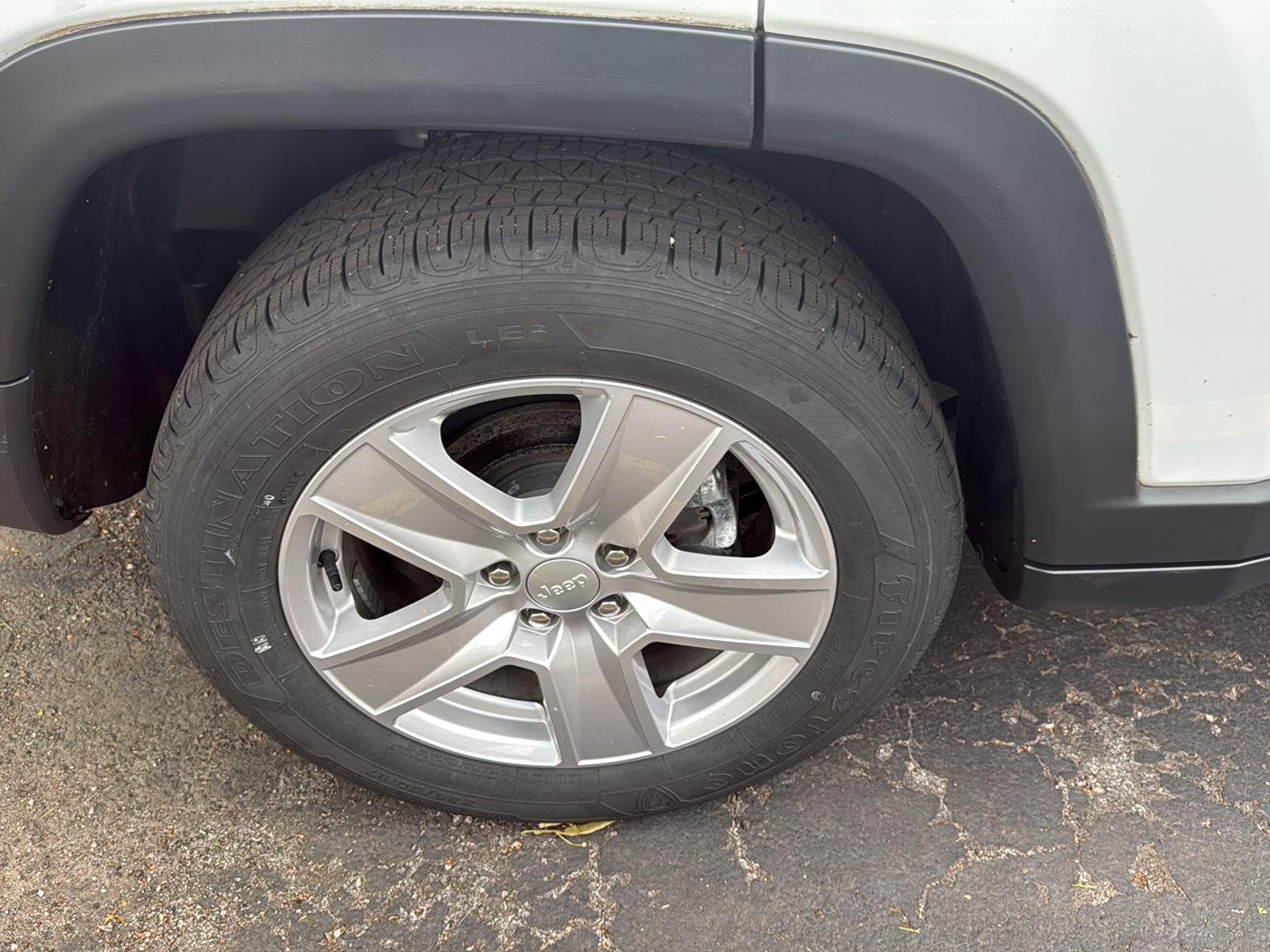 Used 2022 White Jeep Latitude image 14