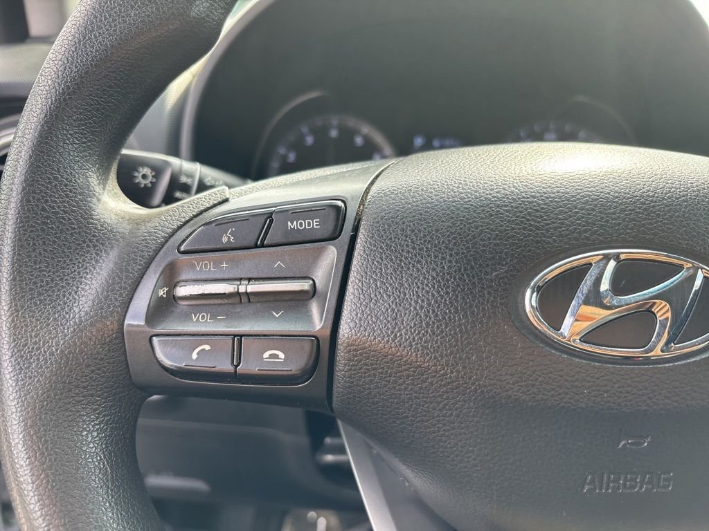 Used 2021 White Hyundai SE image 21