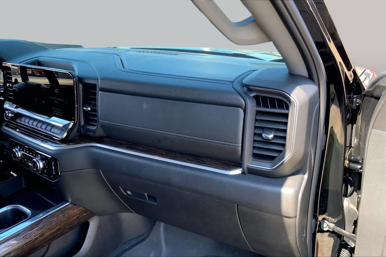 Used 2025 Onyx Black GMC Elevation image 18