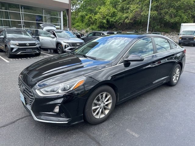 Used 2019 Black Hyundai SE image 3