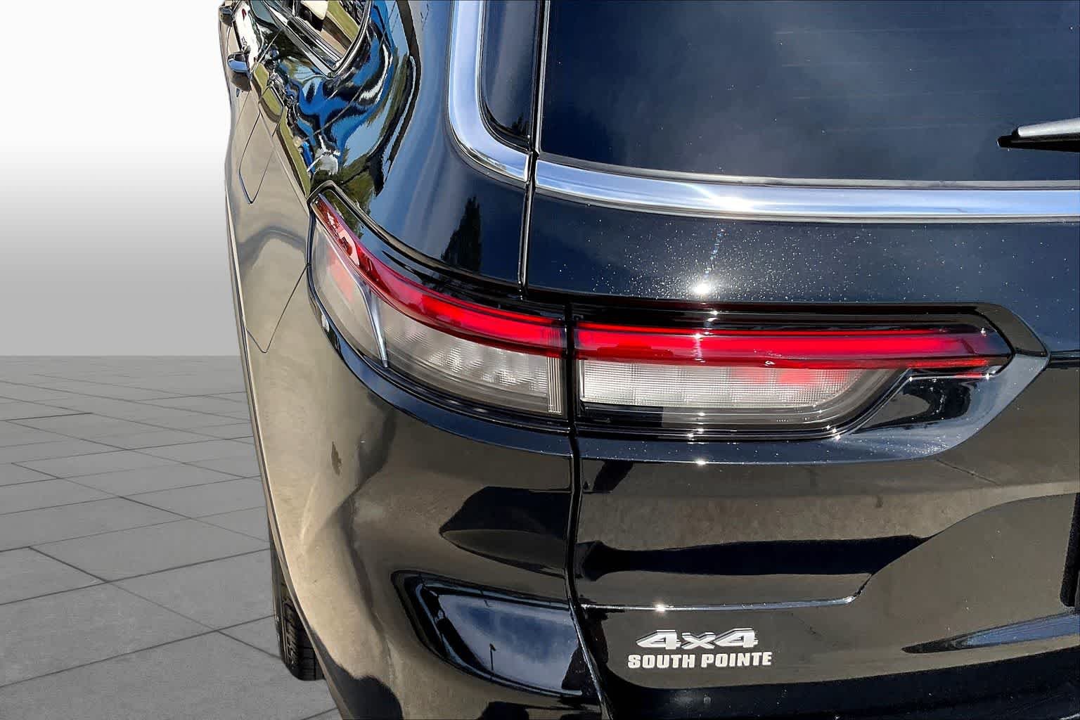 New 2025 Diamond Black Crystal Pearl-Coat Exterior Paint Jeep Laredo X image 14