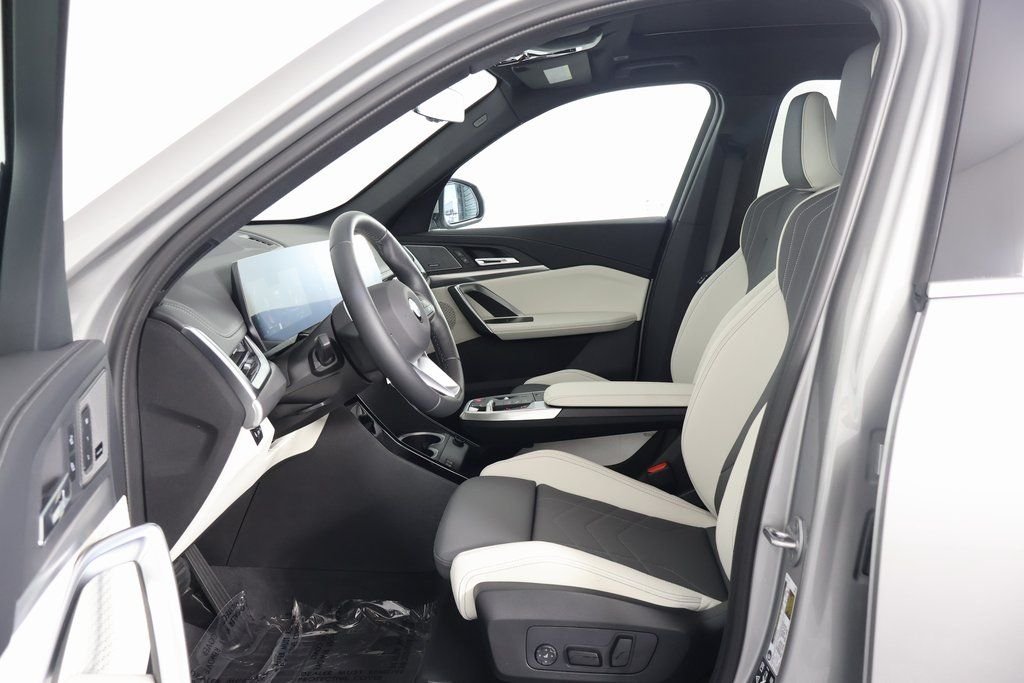 New 2026 Space Silver Metallic BMW xDrive28i image 5