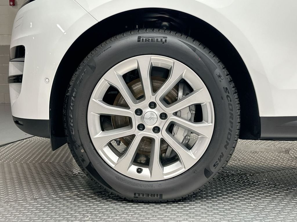 Used 2025 Fuji White Land Rover SE image 10