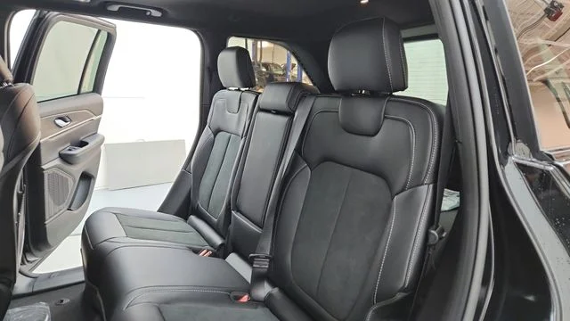 New 2026 Diamond Black Crystal Pearl-Coat Exterior Paint Jeep Laredo Altitude image 13