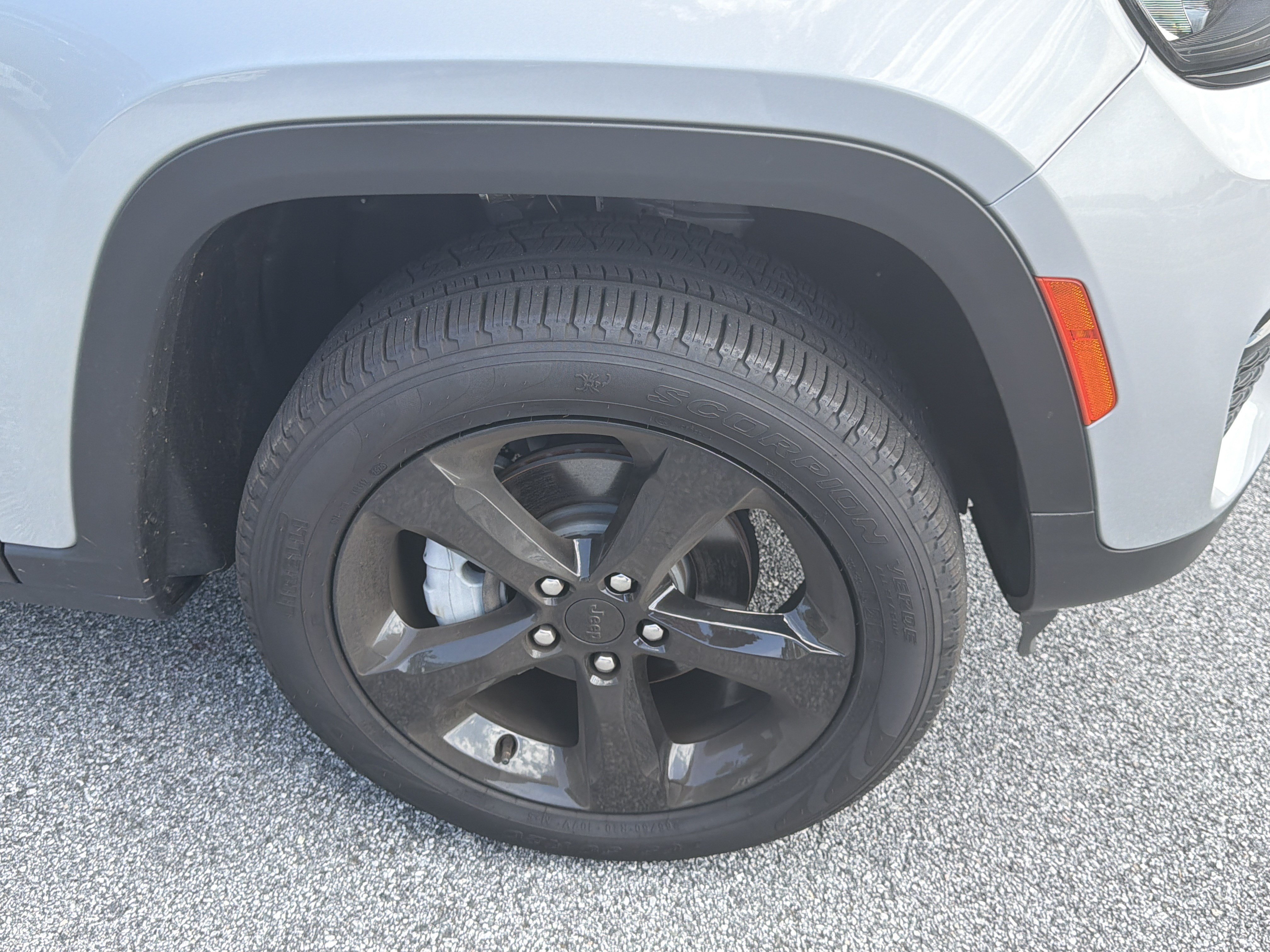 New 2025 Silver Zynith Exterior Paint Jeep Limited image 14