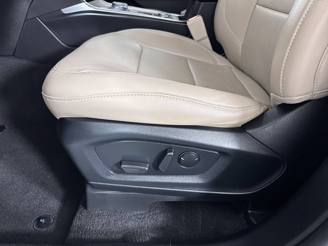 Used 2023 White Ford Limited image 12