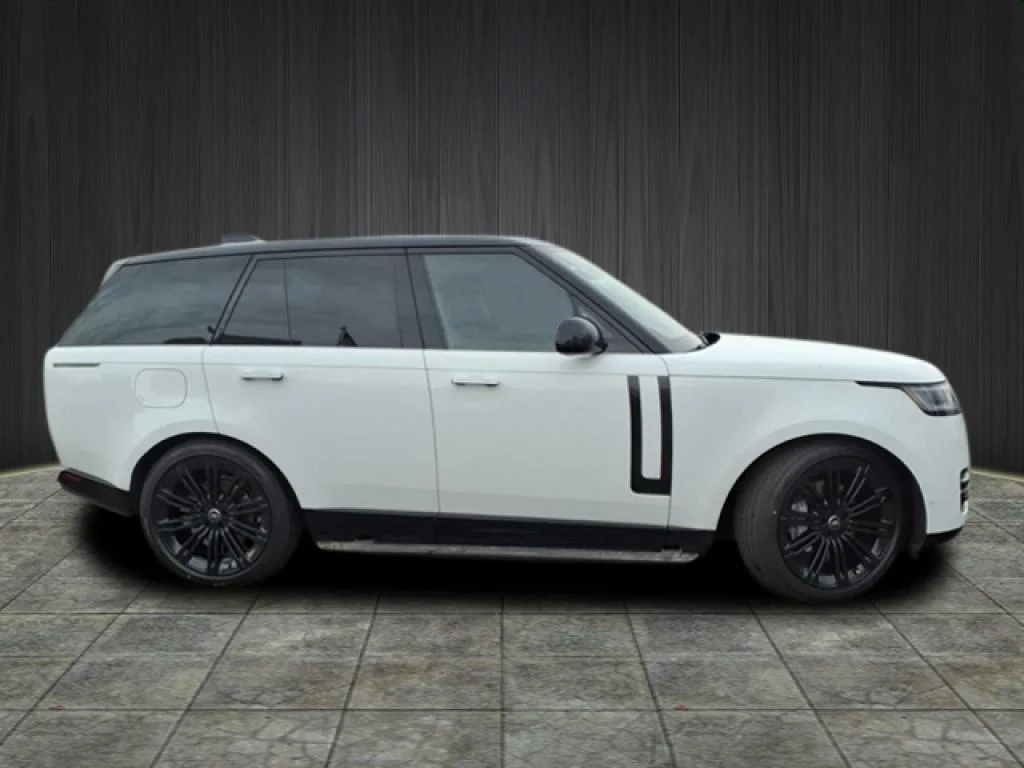 New 2025 Fuji White LAND ROVER SE image 2
