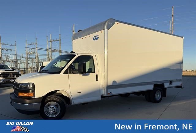 New 2025 Summit White Chevrolet  image 1