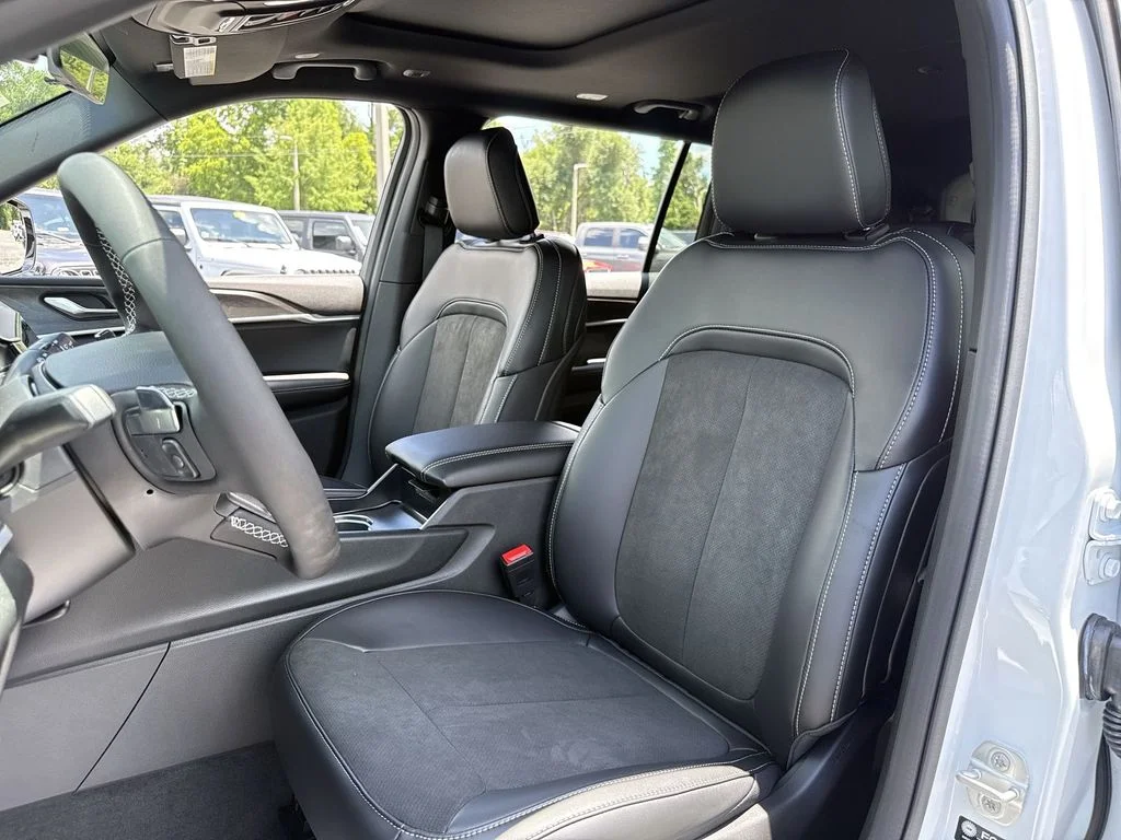 New 2026 Bright White Clear-Coat Exterior Paint Jeep Laredo image 13