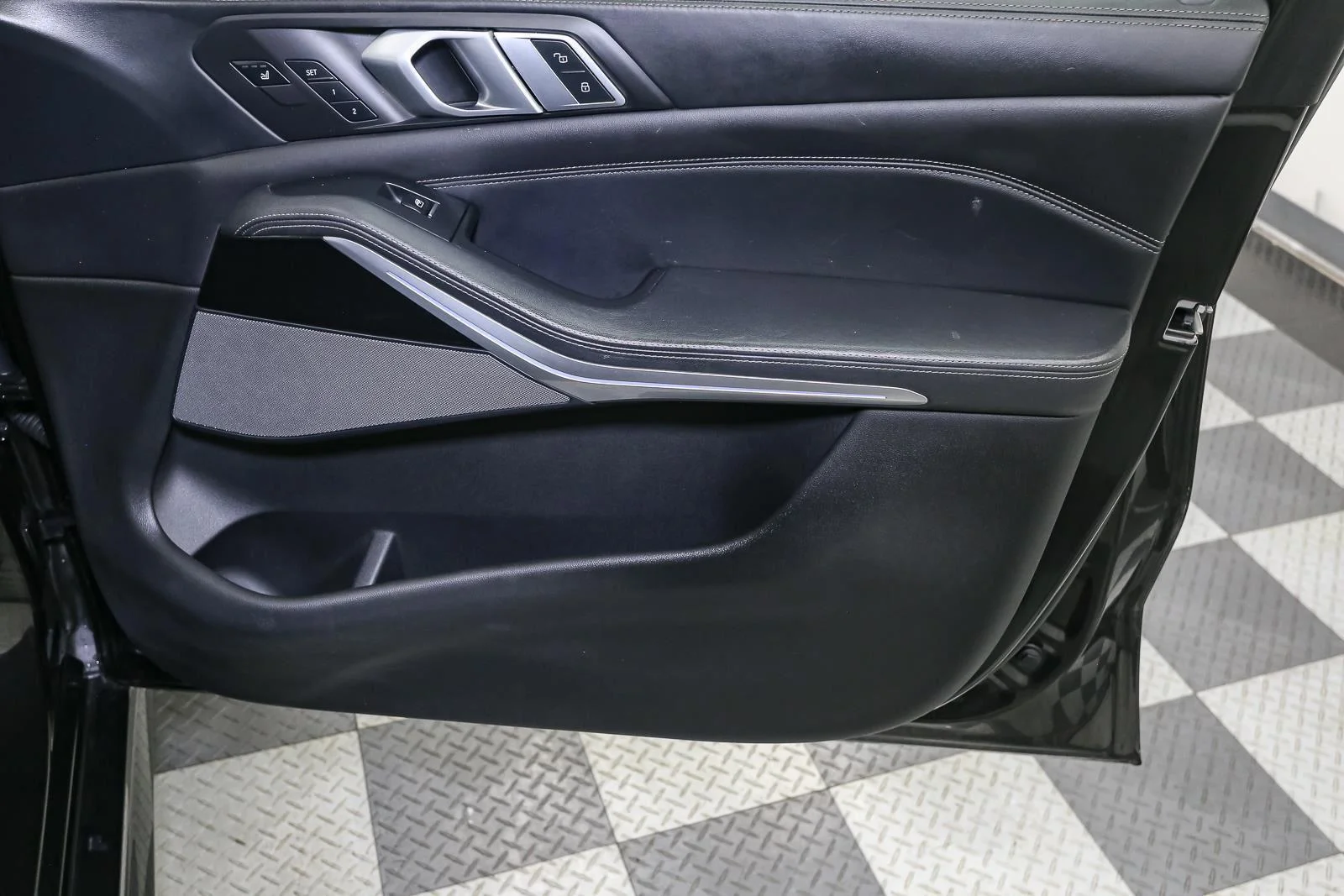 Used 2019 Black Sapphire Metallic BMW xDrive50i image 22