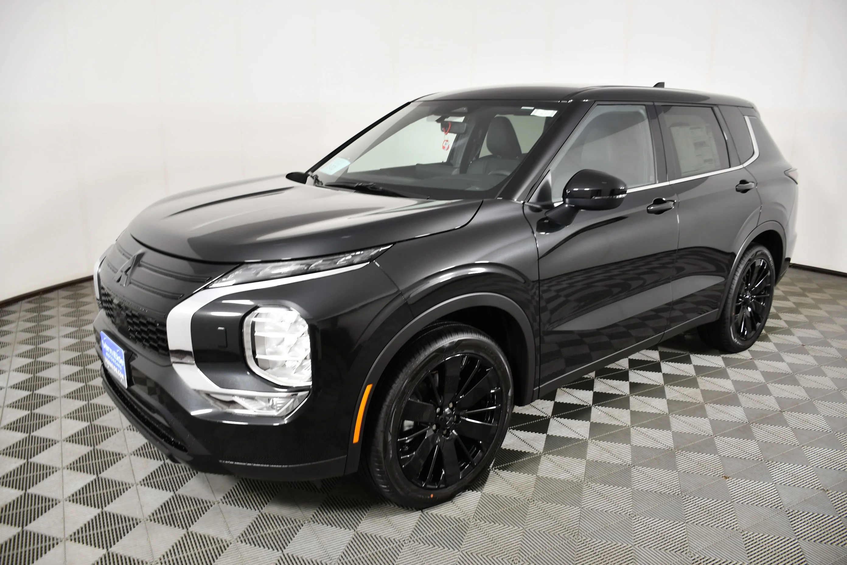 New 2026 Black Diamond Mitsubishi LE image 9