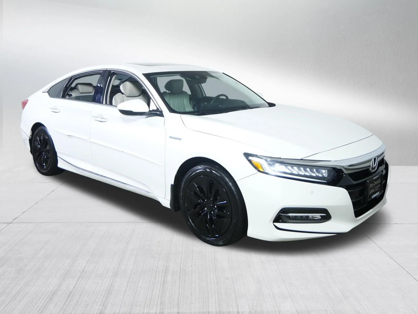 Used 2018 White Orchid Pearl Honda Touring image 1
