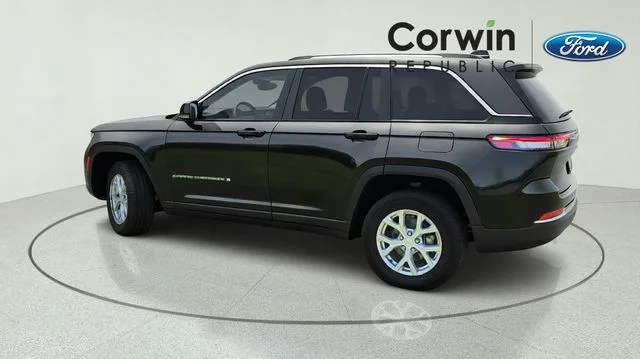 Used 2023 Rocky Mountain Pearlcoat Jeep Limited image 3