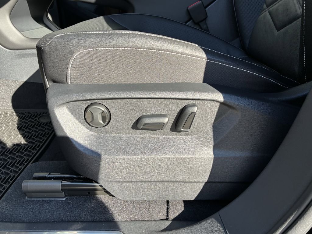 New 2026 Black Volkswagen 2.0T SE w/Technology image 13