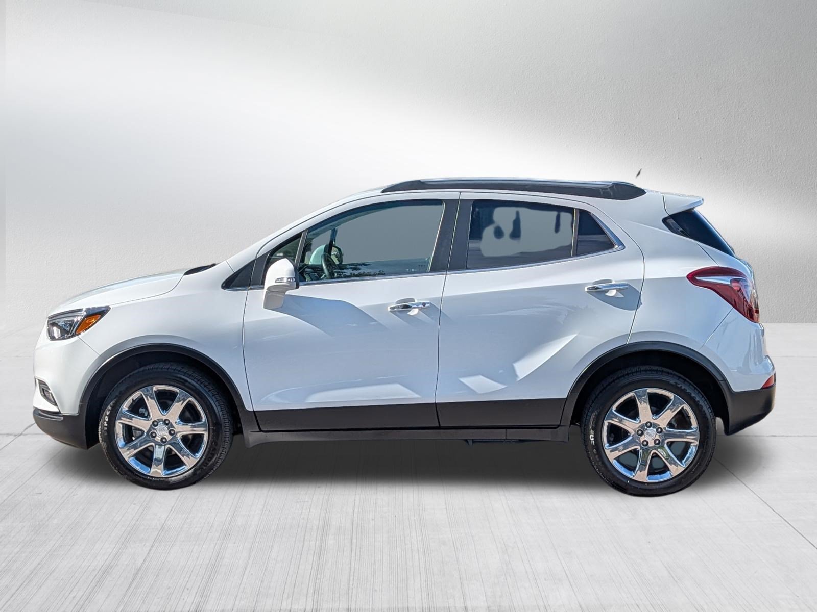 Used 2017 Summit White Buick Essence image 4