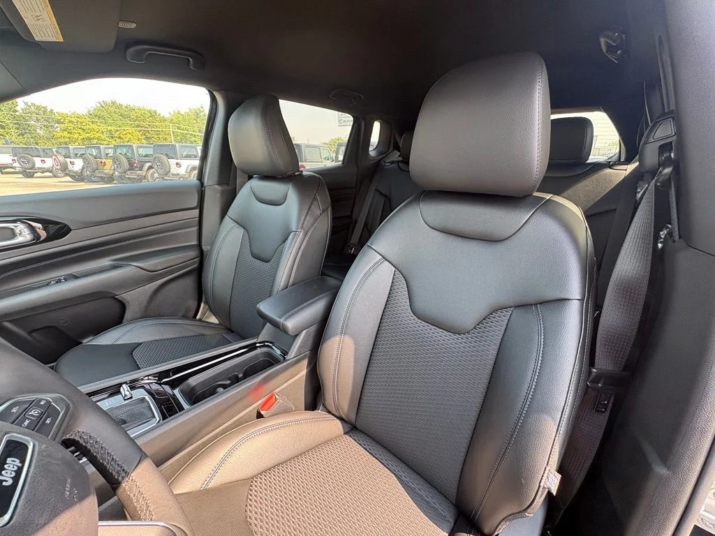 New 2026 Diamond Black Crystal Pearl-Coat Exterior Paint Jeep Latitude image 13