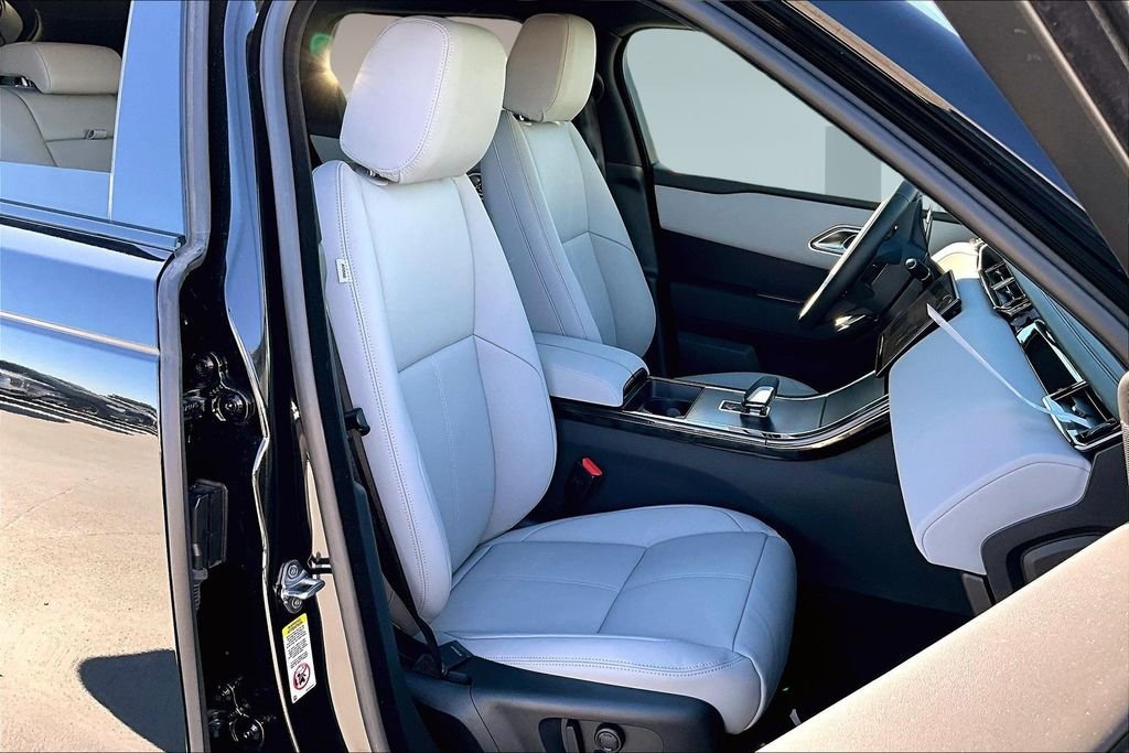 New 2026 SANTORINI BLACK Land Rover Dynamic SE image 11