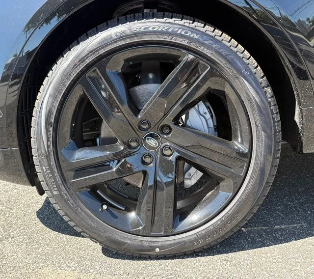 New 2026 Santorini Black Land Rover Dynamic SE image 4