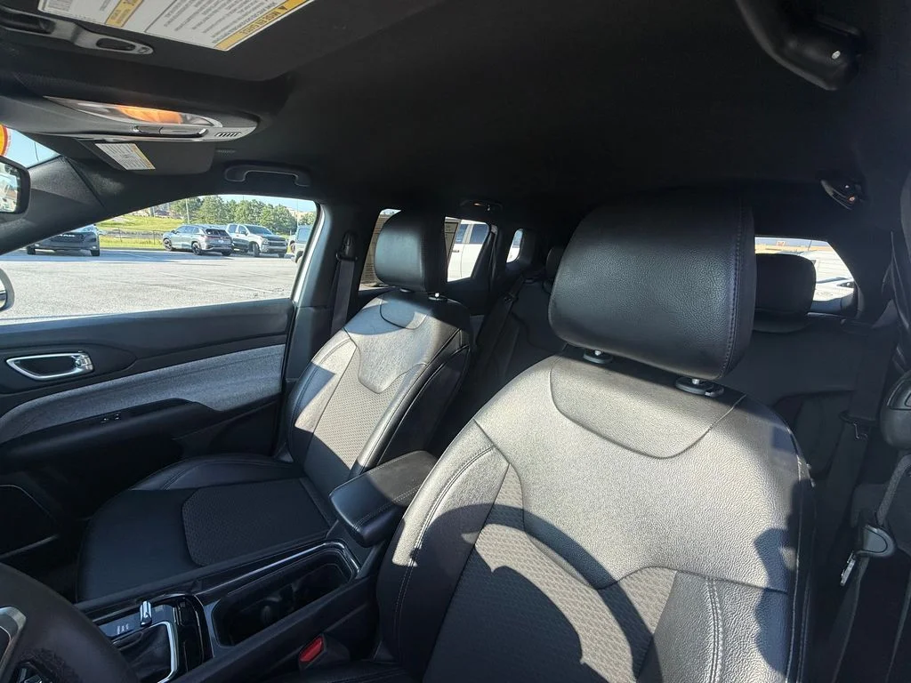 Used 2024 White Jeep Latitude image 20