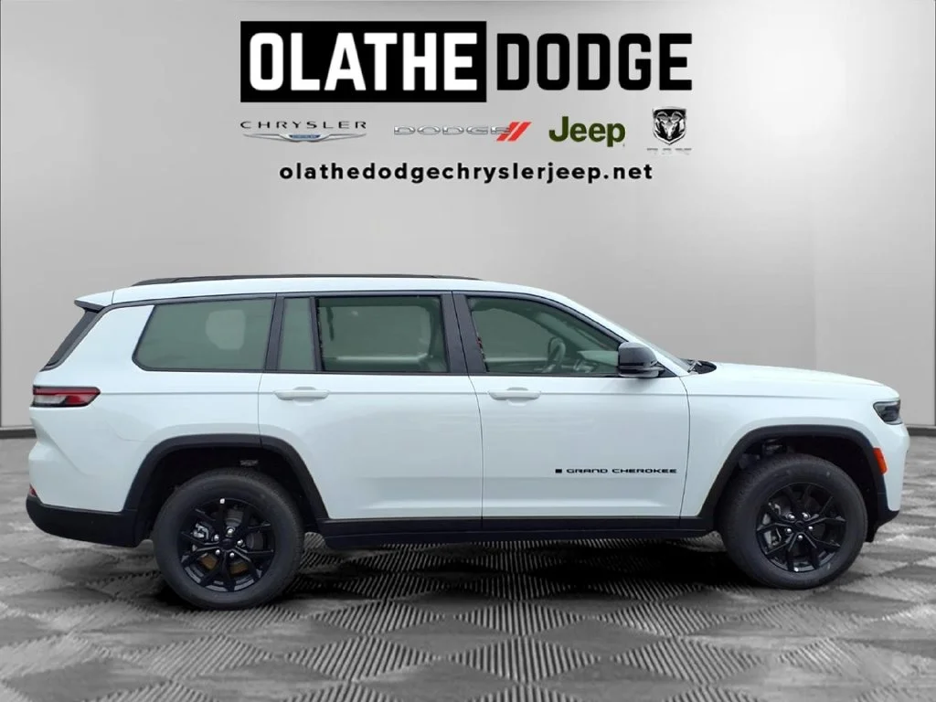 New 2026 Bright White Clear-Coat Exterior Paint Jeep Altitude image 29