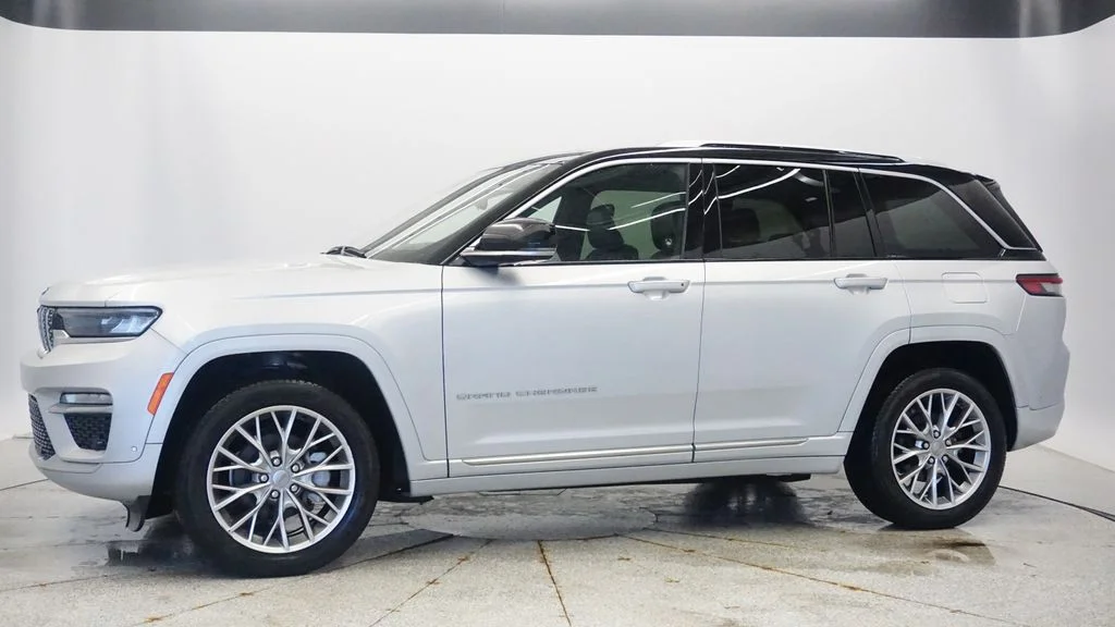 Used 2022 Silver Jeep Summit image 2
