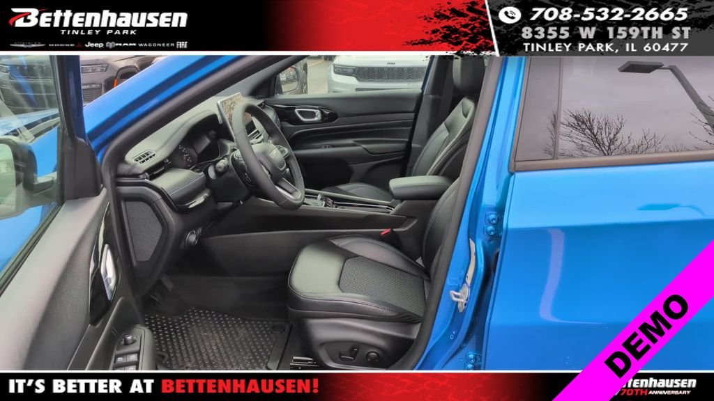 New 2026 Hydro Blue Pearl-Coat Exterior Paint Jeep Latitude image 13